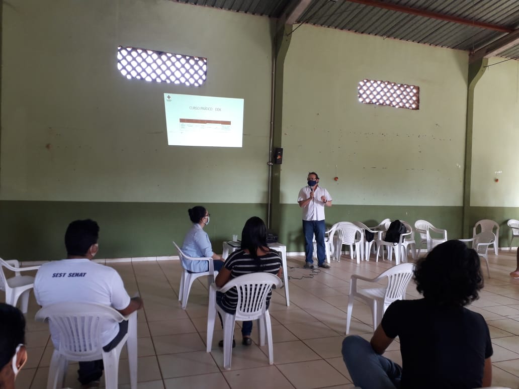 Dr. Lívio dando treinamento para sentinelas do projeto Viver Bem no Lageado