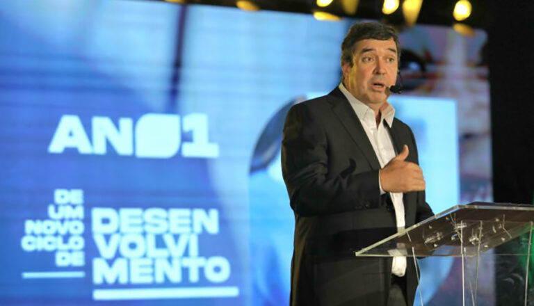 Governador Eduardo Riedel (PSDB)