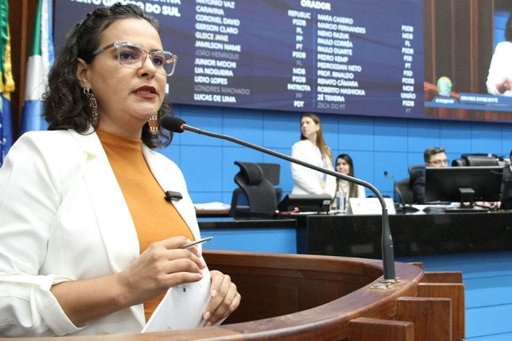 deputada estadual Gleice Jane, do Partido dos Trabalhadores (PT), utilizou a tribuna para cobrar a valorização salarial das professoras contratadas pelo Governo do Estado. Segundo ela, a nova tabela salarial publicada pelo Poder Executivo resultou em uma diminuição nos salários dessas profissionais.