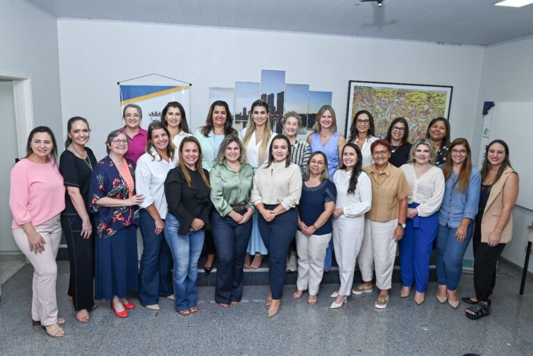 A prefeita de Campo Grande, Adriane Lopes (PP), sabe que a luta para vencer cada desafio é grande e hoje é reconhecida pela gestão igualitária, que oportuniza às mulheres posições de comando com quase metade das secretarias sob gestão feminina.