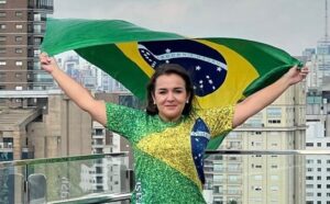 Adriane Lopes, prefeita de Campo Grande, está ganhando cada vez mais popularidade à medida que a campanha para a prefeitura se aproxima. Sua administração recebeu uma sólida aprovação de 36%, mostrando que está fazendo um ótimo trabalho. Além disso, nas pesquisas de intenção de voto, Adriane já ocupa o segundo lugar, com impressionantes 29% de apoio.