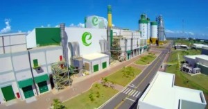 A Eldorado Brasil Celulose, empresa referência global em sustentabilidade e eficiência no setor, divulgou seus resultados financeiros do último trimestre de 2023. O lucro líquido atingiu a marca de R$ 444 milhões, um crescimento significativo em comparação aos R$ 24 milhões registrados no período de julho a setembro.