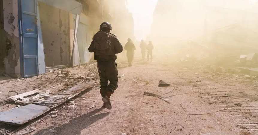 Os Estados Unidos planejam pressionar o Conselho de Segurança da ONU, solicitando apoio para uma resolução que visa alcançar um cessar-fogo imediato em Gaza e negociar a libertação dos reféns. Nate Evans, porta-voz da missão dos EUA nas Nações Unidas, destacou que a resolução é resultado de extensas consultas com os membros do Conselho de Segurança.