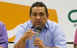 A juíza Luiza Vieira Sá de Figueiredo, da Vara de Fazenda Pública e Registros Públicos, suspendeu a eficácia da lei aprovada em sessão extraordinária, que excluiu os adversários do prefeito Marcelo Iunes (PSDB) para aprovar o empréstimo de R$ 64 milhões com a Caixa Econômica Federal. A decisão amplia o desgaste do tucano a menos de nove meses do fim do mandato.