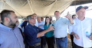 O governador Eduardo Riedel, acompanhado dos ministros Waldez Góes (Integração e Desenvolvimento Regional) e Simone Tebet (Planejamento e Orçamento), reforçou o cenário de oportunidades que a Rota Bioceânica trará ao Mato Grosso do Sul e ao Brasil durante visita à obra da ponte binacional sobre o rio Paraguai, em Porto Murtinho, na última terça-feira (19).