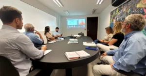 A Agência Estadual de Regulação (AGEMS) está liderando uma iniciativa inovadora, a Sala de Guerra, reunindo diversas instituições em um esforço conjunto para gerenciar crises e eventos que possam comprometer serviços essenciais. Nesse contexto, a AGEMS promoveu uma série de ações de capacitação e nivelamento de conhecimentos entre os participantes, visando potencializar a eficácia das atividades conjuntas e fortalecer a responsabilidade compartilhada.