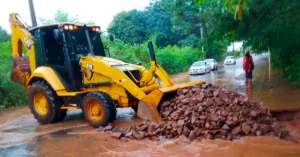 Durante a tarde de terça-feira (16), após a trégua das chuvas, a Prefeitura de Campo Grande agiu rapidamente, mobilizando equipes de diversas Secretarias para solucionar emergencialmente pontos críticos de alagamentos e atender às necessidades das famílias da capital.