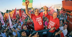 Após longo embate judicial, a Justiça paulista negou o recurso especial apresentado pelo ex-senador Delcídio do Amaral, um dos delatores da operação Lava Jato. Delcídio agora está obrigado a pagar uma indenização de R$ 10 mil por danos morais ao ex-presidente Luiz Inácio Lula da Silva. A decisão, que já transitou em julgado, confirma a condenação de Delcídio.