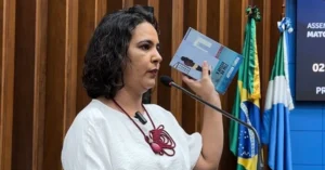 "Quem entende de medicina é médico, mas quem entende de educação são os educadores". Essa foi a afirmação da deputada estadual Gleice Jane (PT) ao utilizar a tribuna da Assembleia Legislativa de Mato Grosso do Sul (ALEMS) para falar sobre seu requerimento de informações ao governo do estado a respeito da retirada da obra "O Avesso da Pele", que gerou um debate nacional.