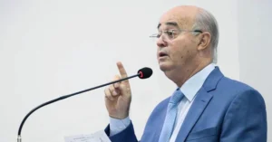 Uma denúncia apresentada ao Ministério Público Estadual (MPE) pode resultar na devolução de parte do salário recebido pelo prefeito Gilberto Garcia, pelo vice-prefeito Milton Sena e pelos secretários municipais de Nova Andradina. A denúncia alega que eles estariam se beneficiando de um reajuste salarial irregular, já que têm recebido aumento salarial ano após ano, sem passar pela Câmara Municipal, o que vai contra a Constituição Federal.