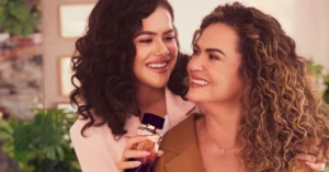 Sabemos que mães conhecem tudo sobre seus filhos, mas será que seus filhos conhecem tudo sobre suas mães ou as enxergam apenas neste papel? Neste Dia das Mães, a Natura, em parceria com a agência Africa Creative, quer ir além do ato de presentear, fazendo um convite para todos os filhos e filhas: “E se você conhecesse sua mãe como ela conhece você?”. A ideia é instigar as pessoas a olharem para as mães para além da maternidade, descobrindo o que ela realmente gosta e o que lhes faz bem.