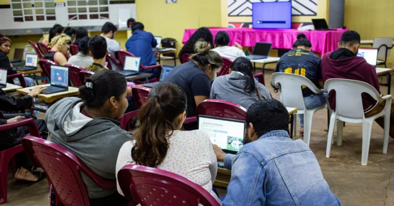 O curso gratuito de informática básica na Aldeia Indígena Água Bonita foi um sucesso. A iniciativa da Prefeitura de Campo Grande, por meio da Secretaria Municipal da Juventude (SEJUV), tem como objetivo principal proporcionar oportunidades de desenvolvimento pessoal e profissional para os jovens da região.