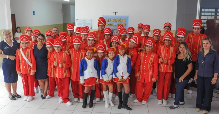 O projeto Aprender Mais na REME, de alfabetização e letramento, lançado nesta segunda-feira (01), pela prefeitura de Campo Grande, por meio da Secretaria Municipal de Educação (SEMED), foi ampliado para o ano letivo de 2024 e será empregado aos alunos dos 7º e 8º anos, com alguma dificuldade em língua portuguesa e matemática.