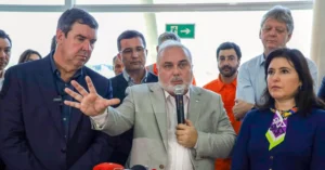 O presidente da Petrobras, Jean Paul Prates, visitou nesta sexta-feira (26) a fábrica de fertilizantes UFN3 em Três Lagoas, Mato Grosso do Sul. Acompanhado pela ministra do Planejamento e Orçamento, Simone Tebet, e do governador Eduardo Riedel (PSDB), Prates não confirmou a data oficial para a retomada das obras, mas a Petrobras, em nota oficial, divulgou a previsão de lançamento do edital de licitação para dezembro deste ano, com a expectativa de que a fábrica esteja em operação no final de 2028.