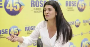 A Superintendente de Desenvolvimento do Centro-Oeste (Sudeco), Rose Modesto, anunciou hoje sua decisão de deixar o cargo para se candidatar à prefeitura de Campo Grande. A decisão foi tomada após uma reunião com a direção nacional do partido, e Rose explicou que foi baseada em pesquisas qualitativas e quantitativas que indicaram seu nome como uma forte opção para a prefeitura.