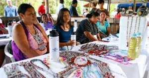 No solo do território Ofayé, entre pinturas e bordados que narram a trajetória ancestral, floresce o primeiro Empretec Indígena do Brasil. Neste feito inédito, a pequena comunidade, numericamente modesta, revela seu grande talento em preservar e transmitir a história de seu povo por meio da arte.