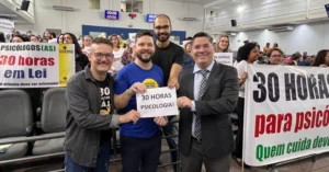 O vereador e médico mastologista, Dr. Victor Rocha (PSDB), votou a favor do projeto de lei complementar 922/24, que busca normatizar a carga horária semanal de 30 horas dos psicólogos da prefeitura. Como autor da lei municipal da saúde mental, Dr. Victor Rocha sempre defendeu uma saúde pública de qualidade e está ao lado dos servidores municipais.