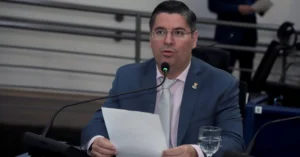 A hidratação é um direito básico e fundamental para a saúde humana. É com base nesse princípio que o vereador Dr. Victor Rocha (PSDB) apresentou um projeto de lei que visa garantir a entrada de água potável em shows, festivais e eventos similares realizados em Campo Grande. A proposta, que já foi aprovada em primeira votação na Câmara Municipal, aguarda sanção da prefeitura para se tornar lei