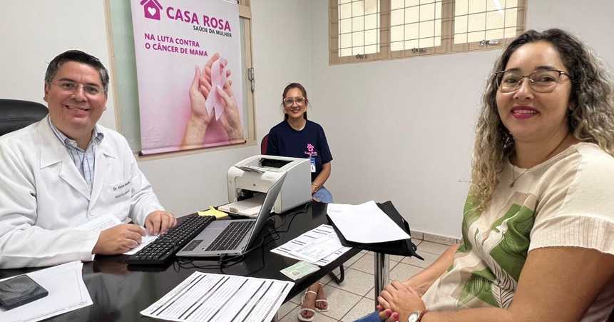 O vereador e médico mastologista da Casa Rosa, Dr. Victor Rocha, estará presente no 26º Congresso Brasileiro de Mastologia, que ocorrerá de 10 a 13 de abril no Rio Grande do Sul. Durante o evento, será destacado o projeto Casa Rosa, que tem recebido grande destaque nacional por zerar as filas de espera no Sistema Único de Saúde (SUS).