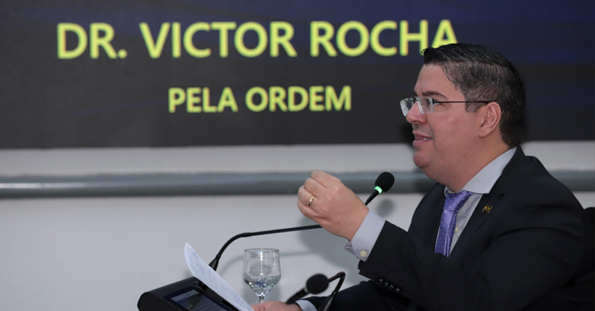 O vereador Dr. Victor Rocha (PSDB) levantou uma importante questão durante a sessão ordinária da Câmara Municipal de Campo Grande na última terça-feira (23). Ele cobrou explicações do executivo municipal sobre a falta de reajuste salarial para os servidores municipais pelo segundo ano consecutivo.