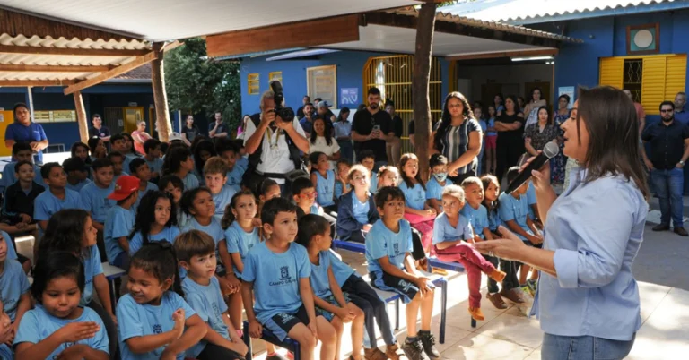 Em um marco histórico para a educação e o saneamento básico em Mato Grosso do Sul, a Prefeita Adriane Lopes, em parceria com a Águas Guariroba, inaugurou nesta segunda-feira (6) a primeira Escola Saneada do estado na Escola Municipal Orlandina Oliveira Lima, localizada na colônia do Aguão, zona rural da Capital. A iniciativa pioneira, idealizada pela gestão da Prefeita Adriane Lopes, garante mais saúde, qualidade de vida e sustentabilidade para os 142 alunos da escola, que atende desde a educação infantil ao nono ano do ensino fundamental, além de beneficiar os moradores da região.