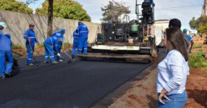Em um movimento histórico para o desenvolvimento urbano da Capital, a prefeita Adriane Lopes apresentou nesta quinta-feira (25/04) à Caixa Econômica Federal (CEF) um projeto ousado que prevê R$ 541 milhões em investimentos em infraestrutura urbana. A iniciativa, que faz parte do programa Avançar Cidades do Governo Federal, tem como objetivo principal impulsionar a mobilidade urbana e garantir mais qualidade de vida para a população, com a pavimentação de ruas, drenagem e saneamento básico em diversos bairros.