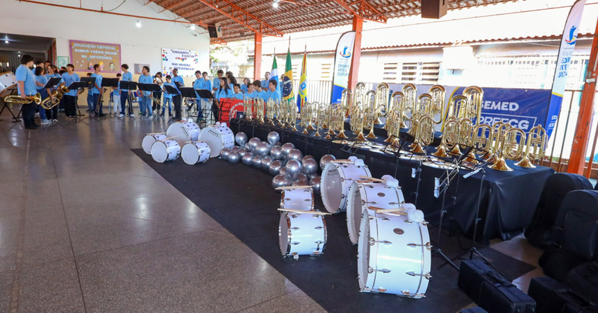 A Prefeitura de Campo Grande, sob a gestão da prefeita Adriane Lopes, investiu R$ 3,5 milhões em novos instrumentos para bandas de fanfarras das escolas municipais. Foram adquiridos 100 kits com 11 tipos de instrumentos, incluindo tuba, eufônio, trombone, trompetes, trompa, pratos, bumbo, e estantes para partituras.