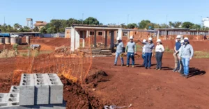 O Condomínio Belas Artes, localizado ao lado da Orla Morena, na Vila Planalto, está progredindo vigorosamente em sua missão de fornecer moradia digna aos habitantes de Campo Grande. Equipes da prefeitura e da Agência Municipal de Habitação e Assuntos Fundiários (EMHA) realizaram fiscalização no canteiro de obras na última terça-feira (30).