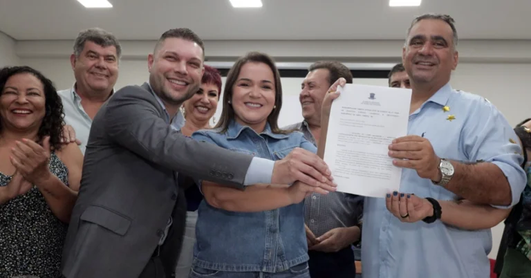 Em uma assembleia realizada nesta manhã na sede do Sindicato Campo-Grandense dos Profissionais da Educação Pública (ACP/MS), a prefeita Adriane Lopes (PP) e o presidente da entidade, Gilvano Bronzoni, assinaram um termo de acordo que concede promoções horizontal (mudança de letra) e vertical (títulos) para a carreira do magistério, além do adicional por tempo de serviço. A medida, inédita nos últimos seis anos, foi recebida com entusiasmo pelos professores presentes, que reconheceram o compromisso da prefeita com a valorização da categoria.