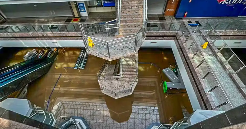 O fechamento por tempo indeterminado do Aeroporto Internacional Salgado Filho, situado em Porto Alegre, foi confirmado pela concessionária Fraport Brasil–Porto Alegre, a qual desmentiu as informações previamente divulgadas por veículos de imprensa que apontavam uma reabertura em setembro deste ano. Desde o início deste mês, as fortes chuvas que atingem o estado desde o final de abril provocaram inundações nas instalações e na pista de pouso, mantendo o Aeroporto da Capital Gaúcha submerso.