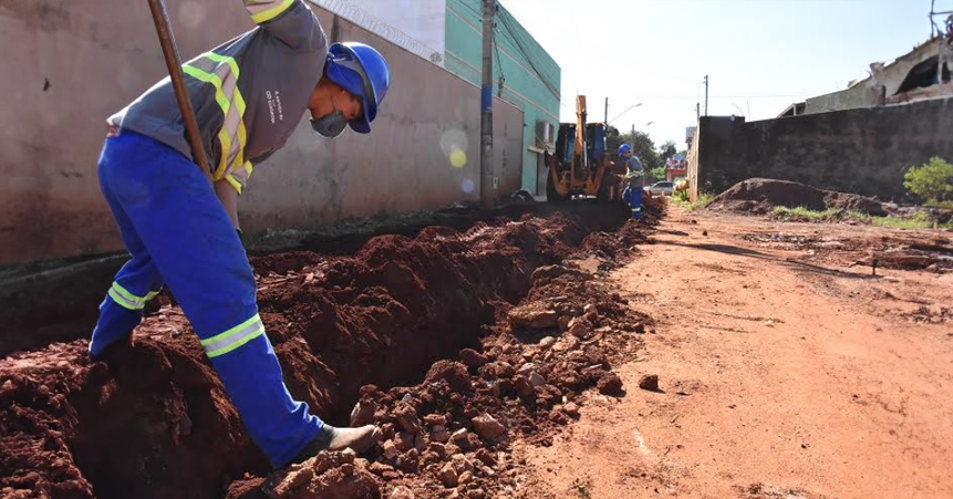 A Águas Guariroba está em pleno progresso com o Programa Campo Grande Saneada, ampliando significativamente o acesso ao saneamento em diversos bairros da cidade. Só em 2024, a concessionária implantou 101,5 quilômetros de rede de esgoto na capital, com a meta de alcançar 200 km até o final do ano. A universalização dos serviços de saneamento é, sem dúvida, o objetivo principal.