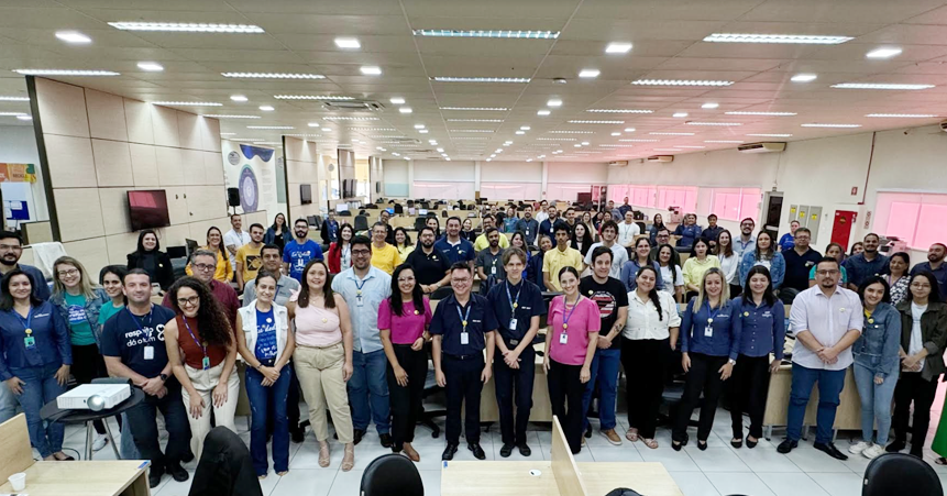 A Águas Guariroba realiza nesta quarta-feira (22) o dia D da campanha Maio Amarelo, com foco na conscientização sobre trânsito seguro. A empresa reuniu cerca de 400 colaboradores em uma palestra ministrada por um instrutor do SEST/SENAT, tanto na sede administrativa quanto na Central de Serviços.