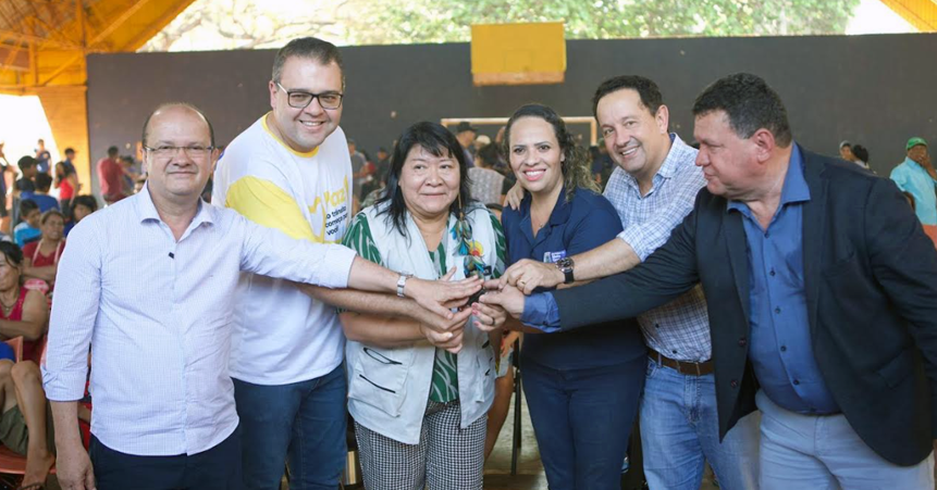 Na última quinta-feira (23), em Dourados, a presidente da Funai, Joenía Wapichana, acompanhada pelo vice-governador de Mato Grosso do Sul, Barbosinha, participou da apresentação de mais uma etapa do PPA (Programa de Aquisição de Alimentos). A iniciativa garante a segurança alimentar à população indígena com a distribuição mensal de 19.899 cestas alimentares, cada uma com mais de 25 quilos e composta por 21 itens, em 86 aldeias de 55 municípios.