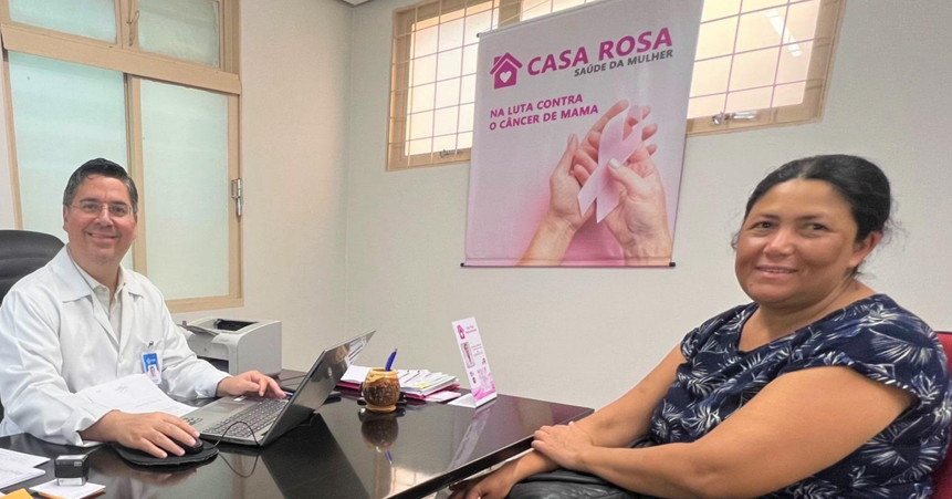 O projeto Casa Rosa, criado pelo médico mastologista e vereador Dr. Victor Rocha, tem se destacado na luta contra o câncer de mama em Campo Grande (MS). Em um artigo publicado no jornal Correio Braziliense, a médica mastologista Dra. Maira Caleffi, presidente do Conselho de Diretores do Instituto de Governança e Controle do Câncer, ressaltou a importância das parcerias entre o setor público e privado para transformar o cenário do câncer.