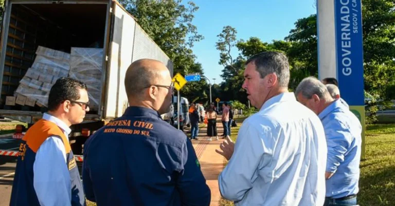 Diante da situação crítica no Rio Grande do Sul, devastado pelas piores enchentes da história, o Governador Eduardo Riedel colocou o Governo de Mato Grosso do Sul em ação para auxiliar as vítimas da tragédia. Nesta quarta-feira (8), foram enviados dois caminhões com água potável e equipes de resgate para reforçar o apoio ao estado gaúcho.