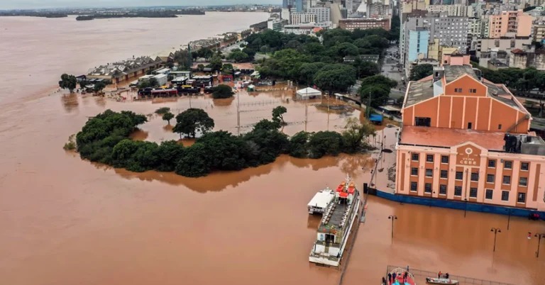 As fortes chuvas que retornaram ao Rio Grande do Sul na noite de sábado (11) colocaram o estado em alerta novamente. A Defesa Civil gaúcha emitiu novos alertas para que a população busque áreas seguras, especialmente em regiões com histórico de alagamentos ou inundações.