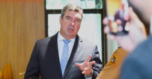 Diante da situação de calamidade pública decretada no Rio Grande do Sul devido às fortes chuvas e inundações que atingiram o estado nos últimos dias, o Governo do Mato Grosso do Sul, sob o comando do Governador Eduardo Riedel, enviou uma aeronave para auxiliar nas operações de busca e salvamento das vítimas.