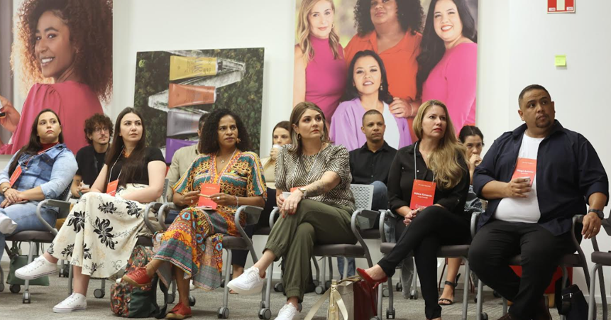 Natura e Avon, marcas renomadas no setor de beleza, estão inovando para aperfeiçoar a atividade de venda direta. As empresas criaram conselhos compostos por Consultores e Consultoras de Beleza para otimizar processos e fortalecer seus negócios. Este projeto, iniciado em 2022 pela Natura, foi ampliado após a integração com a Avon, unificando uma força de vendas de 1,8 milhão de consultores no Brasil e 3,5 milhões na América Latina.