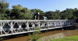 O Comando Militar do Oeste (CMO) iniciou nesta terça-feira (14) uma importante missão em solidariedade à população do estado do Rio Grande do Sul, que enfrenta sérios danos decorrentes das fortes chuvas na região. A operação consiste no transporte de uma ponte de suporte logístico (LSB - Logistic Support Bridge) em direção ao sul do país, coordenada pelo 9º Batalhão de Engenharia de Combate, também conhecido como Batalhão Carlos Camisão, sediado na cidade de Aquidauana, no estado de Mato Grosso do Sul.