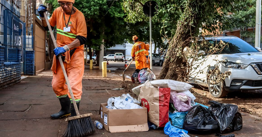 Nesta semana, estudantes de 36 escolas de Porto Alegre (RS) devem retomar as aulas, após três semanas de fortes chuvas que assolaram o Rio Grande do Sul. Conforme a prefeitura, 18 escolas da rede municipal retornarão nesta segunda-feira (20). Outras 14 unidades reabrirão na terça-feira (21) e quatro escolas na quarta-feira (22).