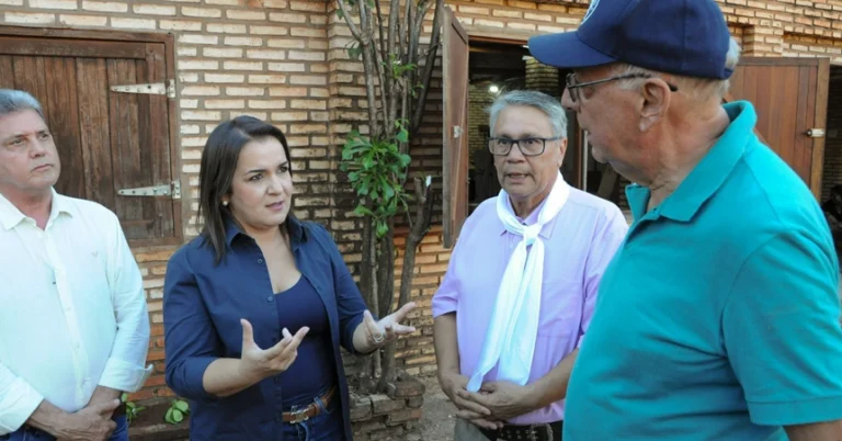 Toneladas de doações são mobilizadas pela Prefeita Adriane em colaboração com o CTG para auxiliar vítimas no Rio Grande do Sul. Mais de 20 toneladas de donativos foram coletadas em breve campanha pela Prefeitura de Campo Grande, sendo enviadas ao RS junto com outras 140 toneladas arrecadadas pelo CTG. Água mineral, itens de higiene, fraldas, leite em pó, roupas e alimentos estão sendo transportados tanto por via terrestre quanto aérea.