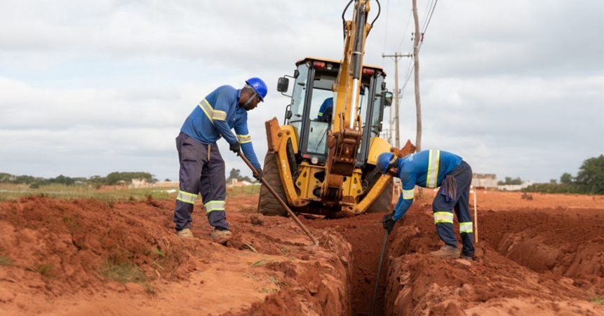 A Águas Guariroba inaugura nesta segunda-feira (3) as obras de implantação das redes de água tratada e esgoto na comunidade Homex, em Campo Grande. As obras beneficiam mais de 1,4 mil famílias, que passarão a ter acesso regular aos serviços essenciais de saneamento. A inauguração está marcada para às 17h30, na Escola Municipal de Educação Infantil Varandas do Campo.