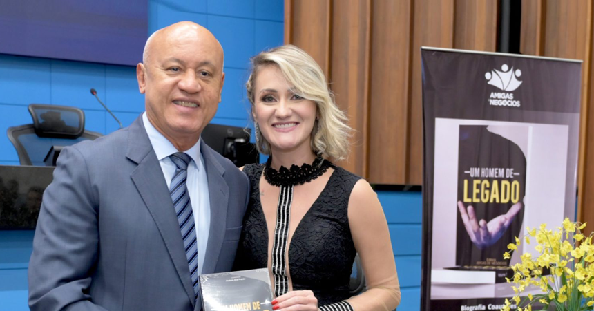 Na noite de ontem, Campo Grande foi palco do emocionante lançamento do livro “Um Homem de Legado”, uma obra que celebra a trajetória de homens que deixaram uma marca indelével em Mato Grosso do Sul. Entre os homenageados, destaca-se Carlos Alberto de Assis, diretor-presidente da Agência Estadual de Regulação de Serviços Públicos de Mato Grosso do Sul (AGEMS), cuja biografia é retratada em coautoria no livro.