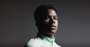 A Natura, líder em beleza e cuidados pessoais no Brasil e na América Latina, anunciou uma parceria emocionante com Endrick, jogador do Palmeiras e da Seleção Brasileira. Endrick assumirá o papel de embaixador da marca, focando em linhas de perfumaria e cuidados pessoais masculinos. A novidade promete estrelar diversas ações e campanhas voltadas para o público masculino.