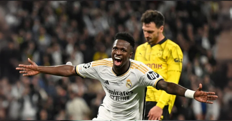 Vinicius Júnior, atacante do Real Madrid, foi coroado como o melhor jogador da Liga dos Campeões 2023/24, destacando-se como um dos grandes talentos do futebol mundial. O brasileiro de 24 anos teve uma temporada espetacular, marcando seis gols e proporcionando quatro assistências que foram cruciais para a campanha vitoriosa do Real Madrid. Na final contra o Borussia Dortmund, Vini Jr. foi decisivo, marcando o gol da vitória que garantiu o 15º título da Liga dos Campeões para o clube espanhol.