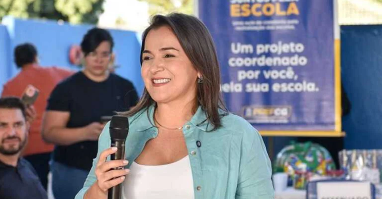 Prefeita Adriane Lopes discursando na Feijoada da ACP sobre os avanços na educação em Campo Grande.