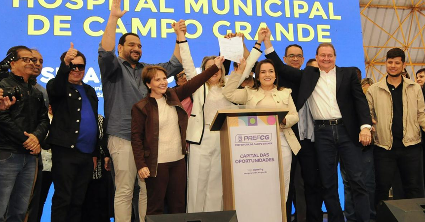 Prefeita Adriane Lança Hospital Municipal de Campo Grande com Tereza Cristina 1 A prefeita Adriane (PP), acompanhada pela senadora Tereza Cristina (PP), lançou o Projeto do Hospital Municipal de Campo Grande nesta segunda-feira (01) no Parque Ayrton Senna. O evento marcou um passo significativo na ampliação de leitos e especialidades médicas na capital.