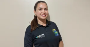 Diversas histórias de profissionais na Agência Estadual de Regulação - AGEMS, mostram carreiras sólidas e avanços contínuos. Cícera Simplício Mairins da Cruz, técnica de regulação por 20 anos, destaca-se também como técnica em Química Industrial, graduada em Administração e Pedagogia, com pós-graduação em Gestão Pública.