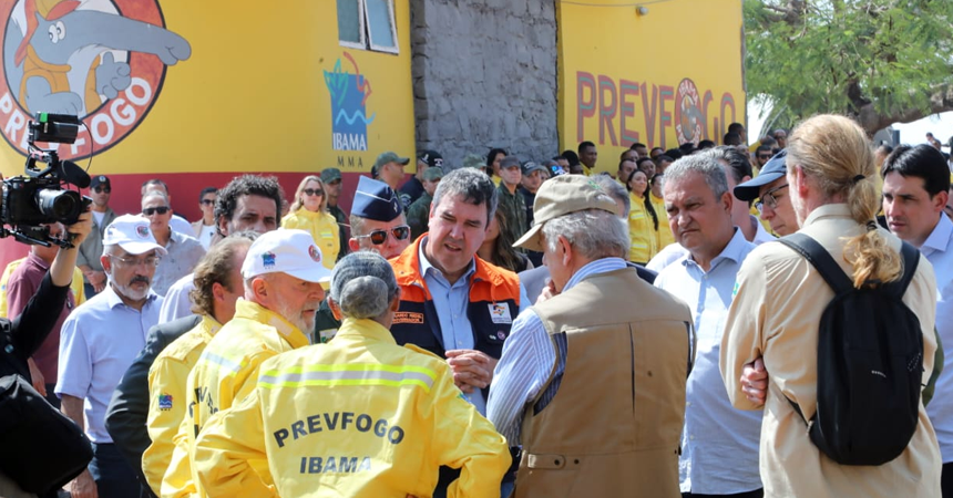 Brigadistas e bombeiros combatendo incêndios florestais no Pantanal, destacando as ações antecipadas para preservar o bioma em Mato Grosso do Sul.