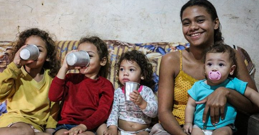 Com o auxílio de R$ 450 do programa Mais Social, Creuza consegue garantir a alimentação e o gás de cozinha para preparar as refeições da família.